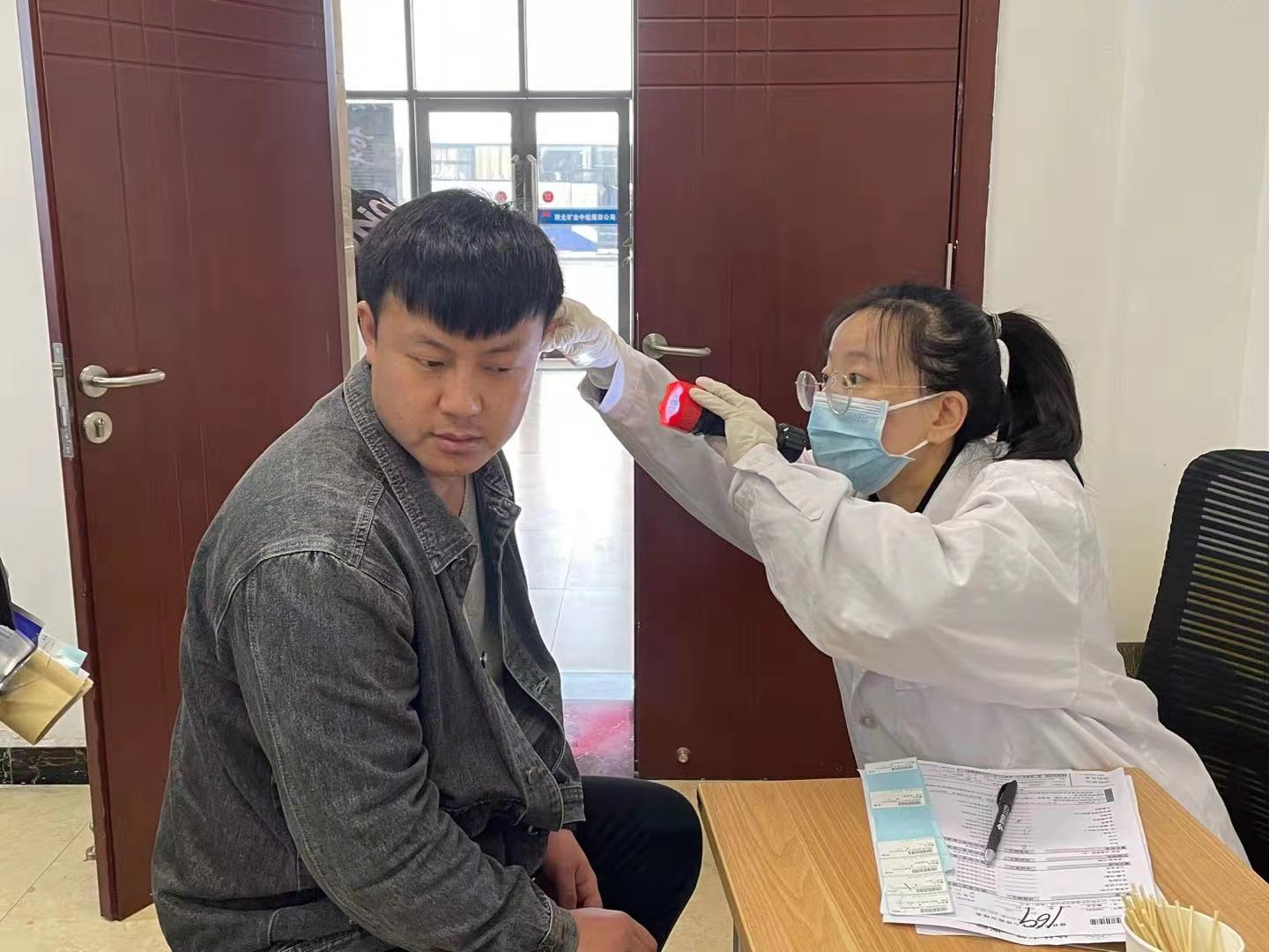 1618360917797842.jpeg 为职工进行健康检查.jpg