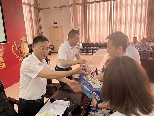 工会领导发放慰问品  曹伟伟摄.jpg